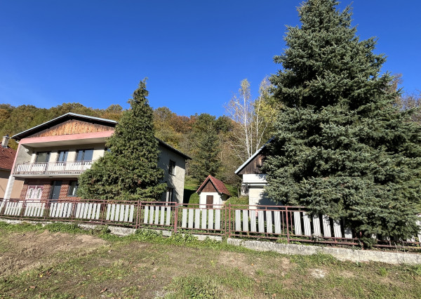 Veľký dom 7+1 s garážou a 1784 m2 pozemkom v Prašníku pri Piešťanoch