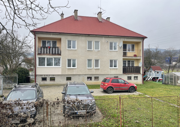 Tehlový 3-izbový byt s lodžiou, vl. kúrenie, veľký dvor, Nemšová časť Kľúčové