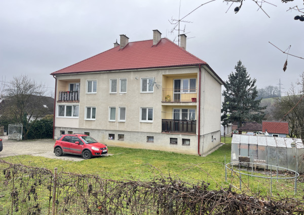 Tehlový 3-izbový byt s lodžiou, vl. kúrenie, veľký dvor, Nemšová časť Kľúčové