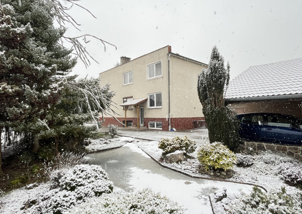 RD s 2 bytovými jednotkami (2x 3+1), 2 garážami, jazierkom a 1192 m2 pozemkom, Svinná