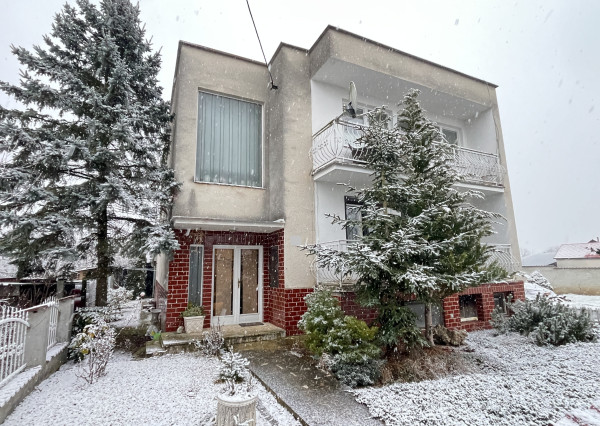 RD s 2 bytovými jednotkami (2x 3+1), 2 garážami, jazierkom a 1192 m2 pozemkom, Svinná