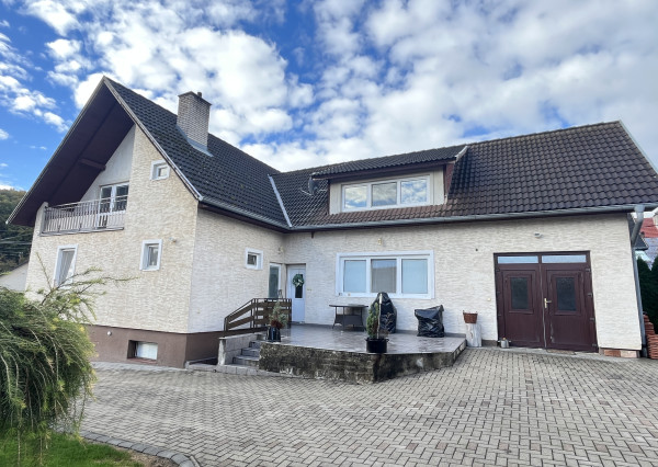 Rodinný dom 6+1 s garážou, 2-prístreškom a krásnym 2066 m2 pozemkom, Dubodiel