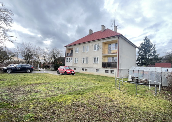 Tehlový 3-izbový byt s lodžiou, vl. kúrenie, veľký dvor, Nemšová časť Kľúčové