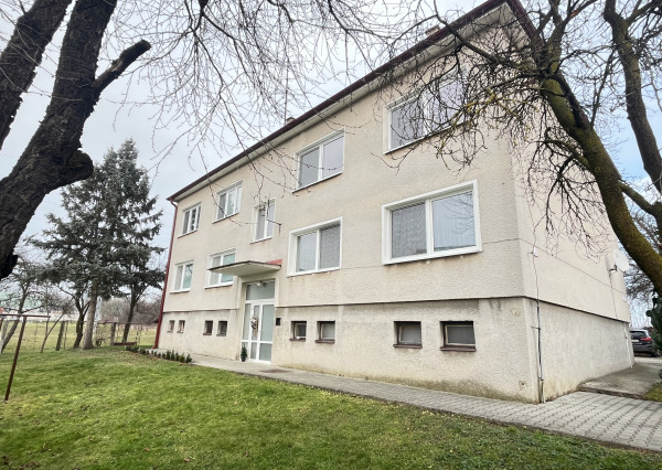 Tehlový 3-izbový byt s lodžiou, vl. kúrenie, veľký dvor, Nemšová časť Kľúčové