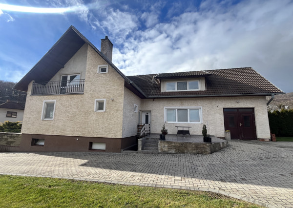 Rodinný dom 6+1 s garážou, 2-prístreškom a krásnym 2066 m2 pozemkom, Dubodiel