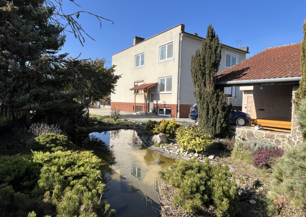 RD s 2 bytovými jednotkami (2x 3+1), 2 garážami, jazierkom a 1192 m2 pozemkom, Svinná