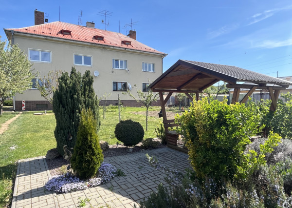 2-izbový byt 82 m2 so záhradou 342 m2, garážou a hosp. časťou, Kostolná-Záriečie pri Trenčíne