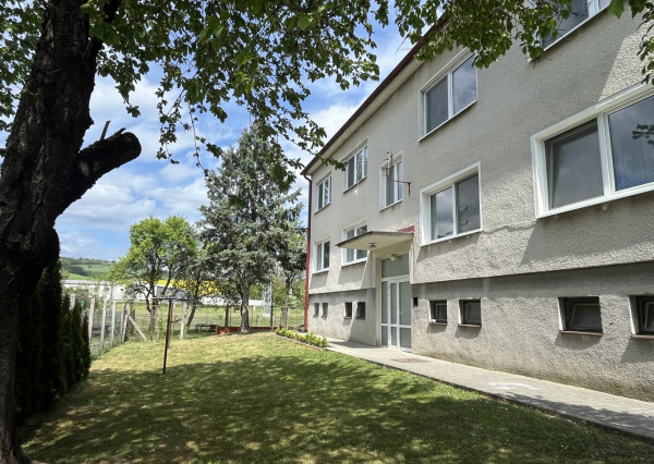 Tehlový 3-izbový byt s lodžiou, vl. kúrenie, veľký dvor, Nemšová časť Kľúčové