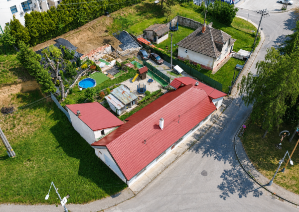 Rodinný dom s možnosťou podnikania s 1038 m2 pozemkom v Tr. Teplej, časť Dobrá
