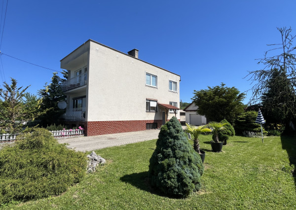 RD s 2 bytovými jednotkami (2x 3+1), 2 garážami, jazierkom a 1192 m2 pozemkom, Svinná