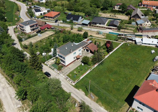 RD s 2 bytovými jednotkami (2x 3+1), 2 garážami, jazierkom a 1192 m2 pozemkom, Svinná