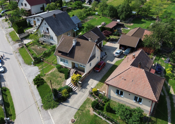 Pekný RD 6+1 (271 m2) s garážou, 2-prístreškom a 2066 m2 pozemkom - Dubodiel