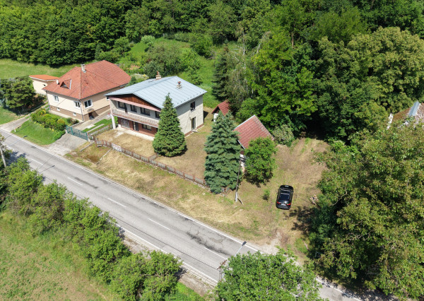 Veľký RD s garážou a 1784 m2 pozemkom v Prašníku pri Piešťanoch