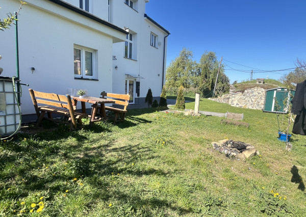 Tehlový 1-izbový byt 39 m2 so záhradkou a park. miestom v Tr. Teplej
