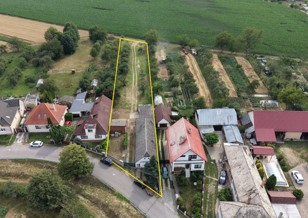 Vidiecky dom v Adamovských Kochanovciach s 1956 m2 pozemkom