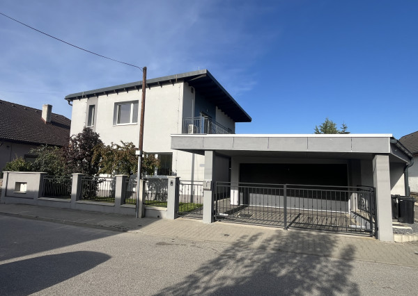 Nadštandardný RD, 233 m2 obytná plocha + 3 terasy, 2-garáž, Trenčianske Stankovce, 761 m2 pozemok